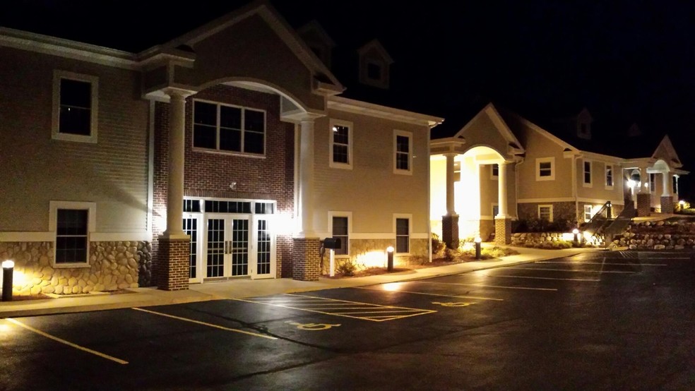 19 Crossroads Ct, Delafield, WI for lease - Building Photo - Image 3 of 17