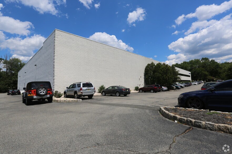 411 Newark Pompton Tpke, Wayne, NJ for sale - Primary Photo - Image 1 of 1