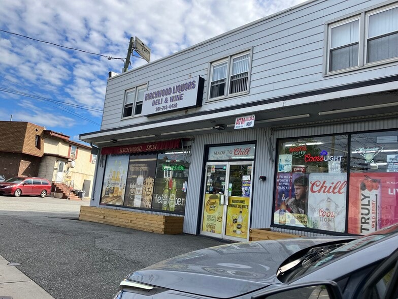 545 Mola Blvd, Elmwood Park, NJ for sale - Building Photo - Image 2 of 11