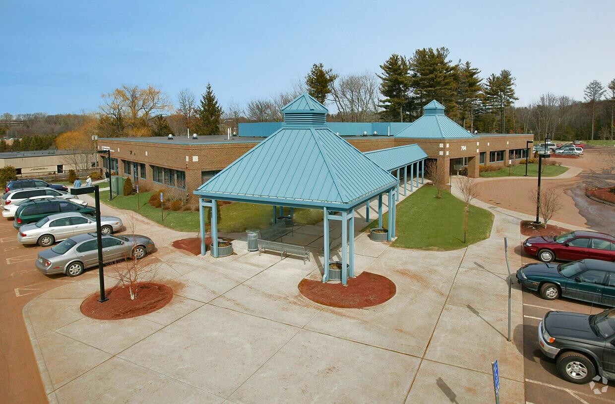 704 Hebron Ave, Glastonbury, CT 06033