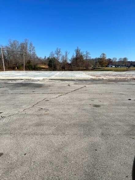 281 Underpass Dr, Oneida, TN for sale - Building Photo - Image 2 of 9