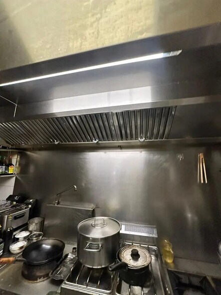 Retail in Neuilly-sur-Seine for lease - Interior Photo - Image 2 of 3