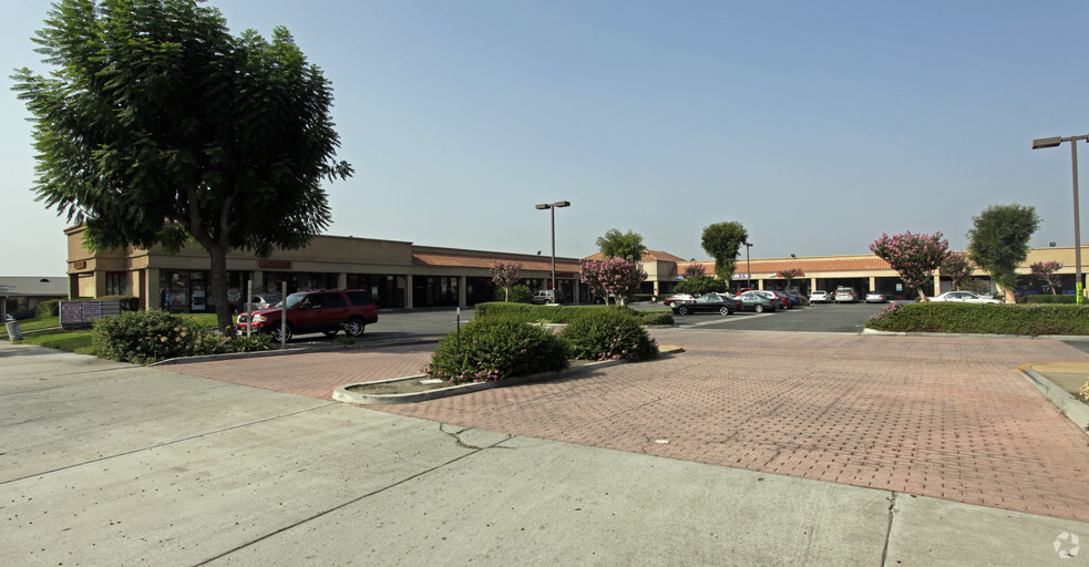 8990 Sierra Ave, Fontana, CA for lease - Building Photo - Image 1 of 3