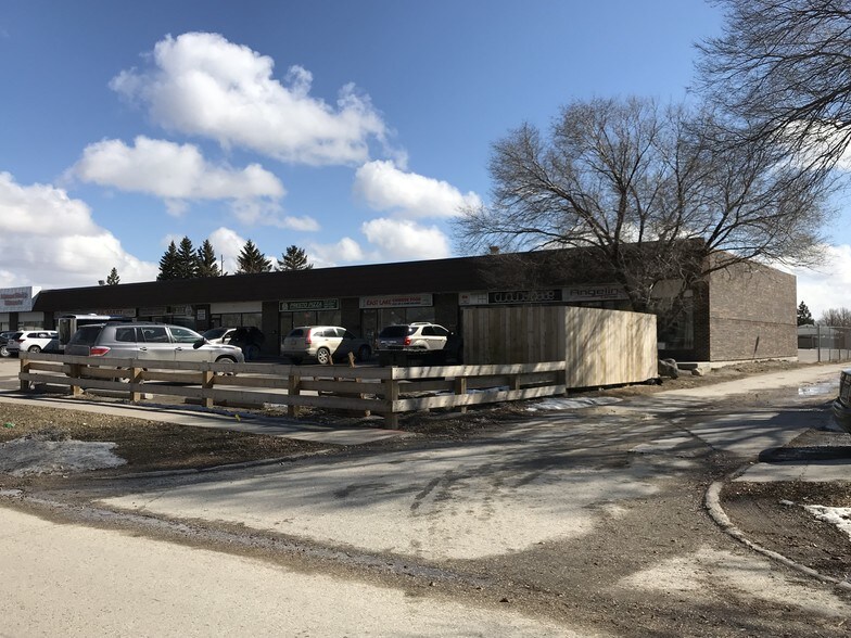 210 Tyndall Av, Winnipeg, MB R2R 1S5