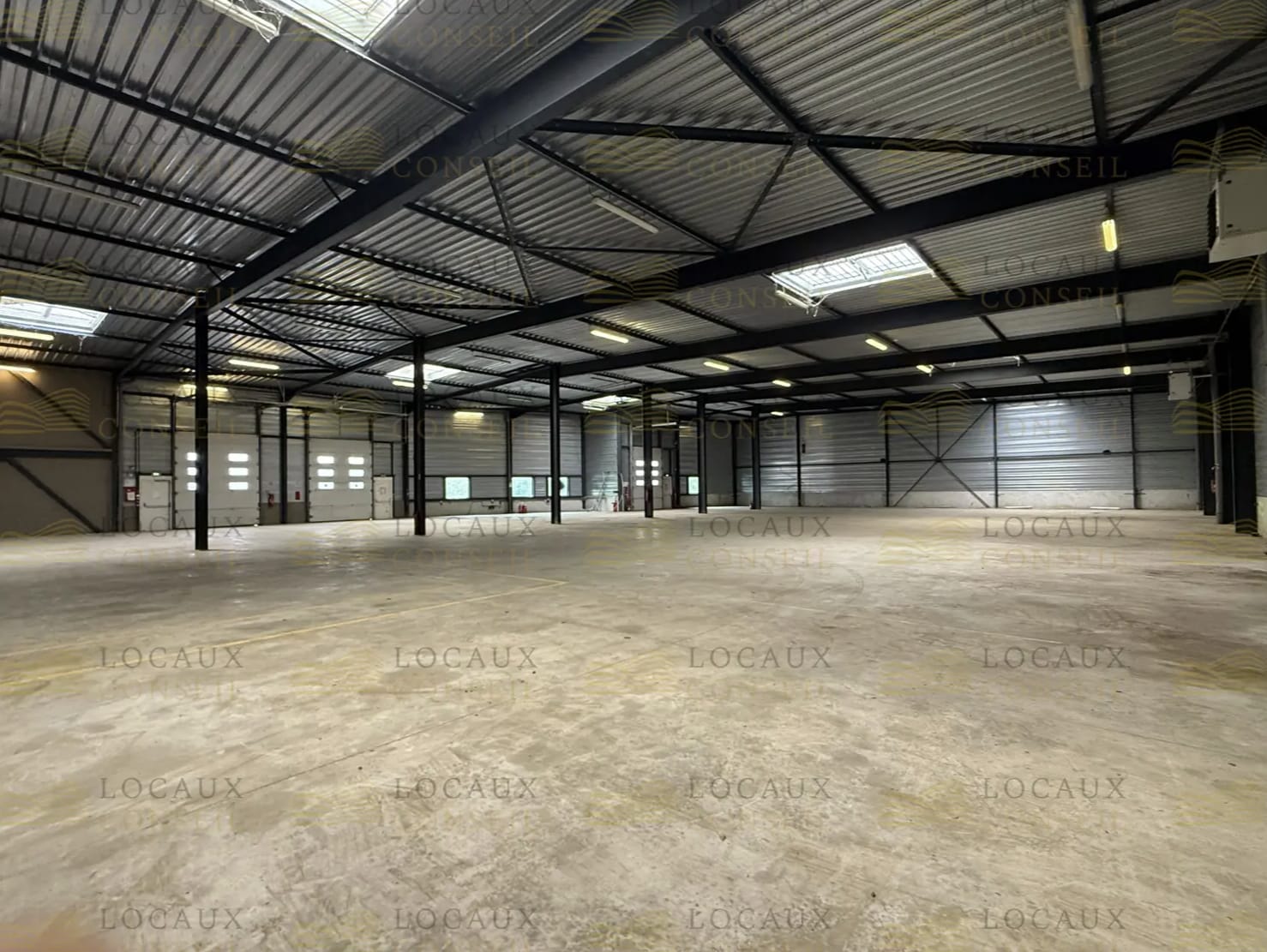 Flex in Montigny-le-Bretonneux for lease Interior Photo- Image 1 of 6