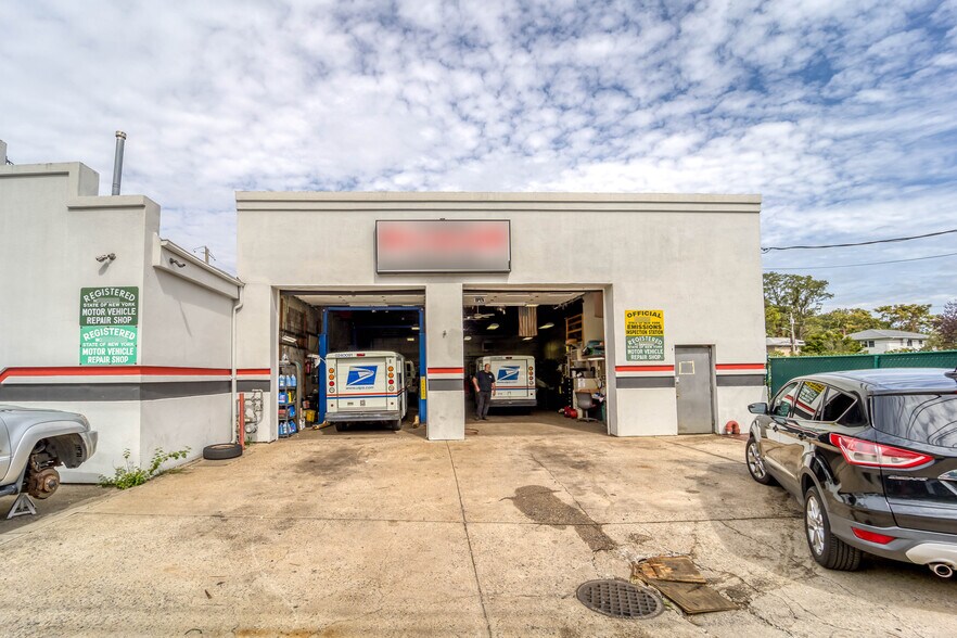 35 Manorhaven Blvd, Port Washington, NY for sale - Building Photo - Image 1 of 1