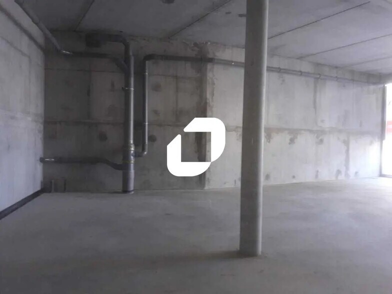 Retail in Lormont for lease - Interior Photo - Image 3 of 7