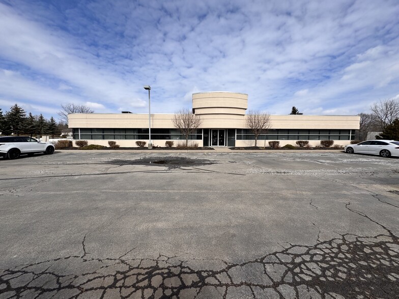 17 Beresford Ct, Amherst, NY for sale - Building Photo - Image 1 of 10