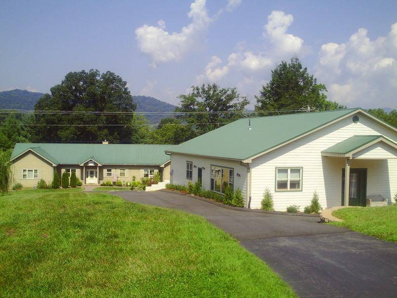 64 Laurel Cove Rd, Candler, NC for sale - Primary Photo - Image 1 of 1