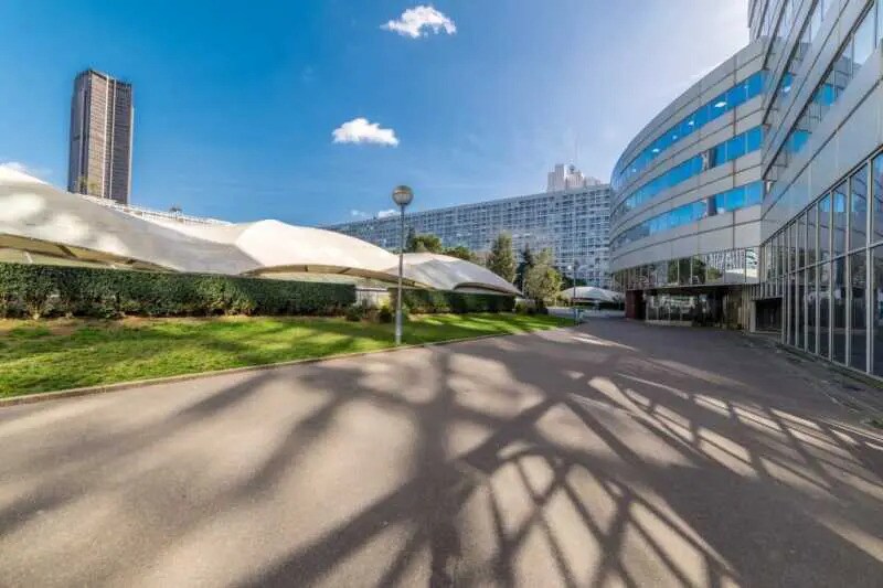 7-11 Place Des Cinq Martyrs Du Lycée Buffon, Paris for lease - Building Photo - Image 2 of 22