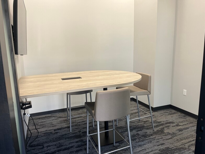 200 E 9th St, Coralville, IA for lease - Building Photo - Image 3 of 8