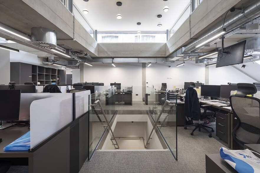 61 Charlotte St, London for lease - Building Photo - Image 3 of 10