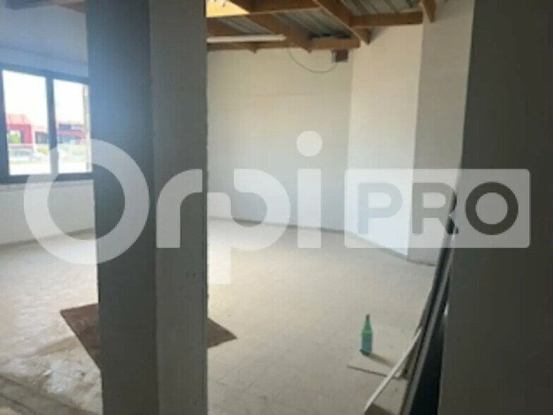 Flex in Arnas for lease - Interior Photo - Image 2 of 4