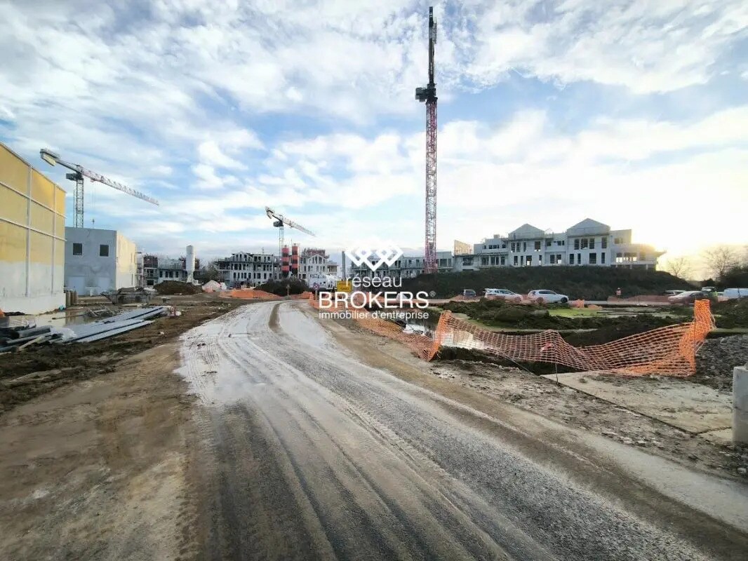 Retail in Serris for lease Building Photo- Image 1 of 10