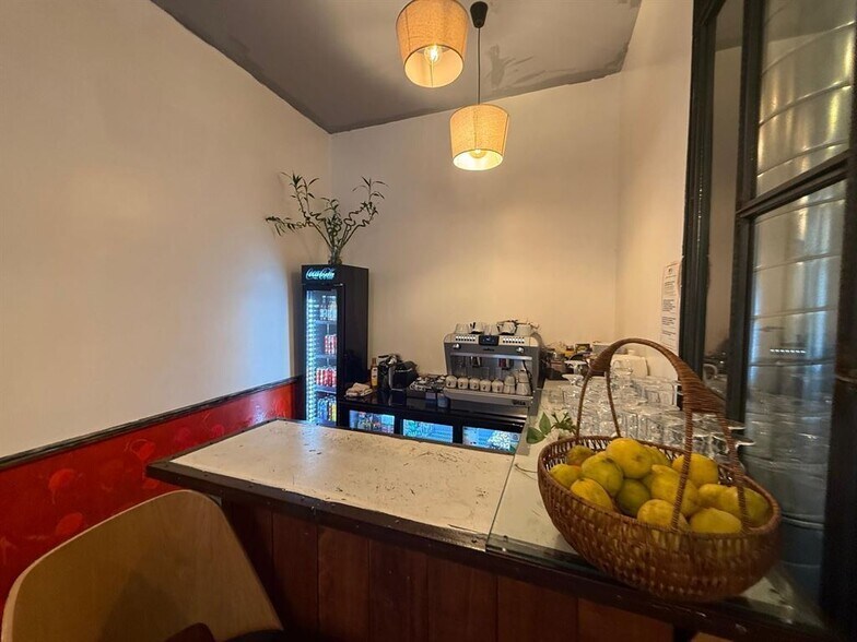 Retail in Paris for lease - Interior Photo - Image 3 of 4