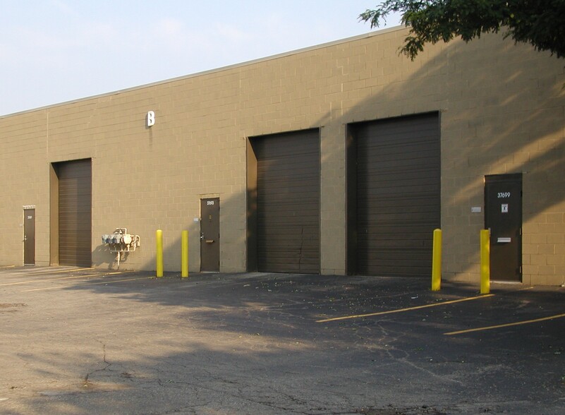 37703-37713 Schoolcraft Rd, Livonia, MI for lease - Building Photo - Image 3 of 4