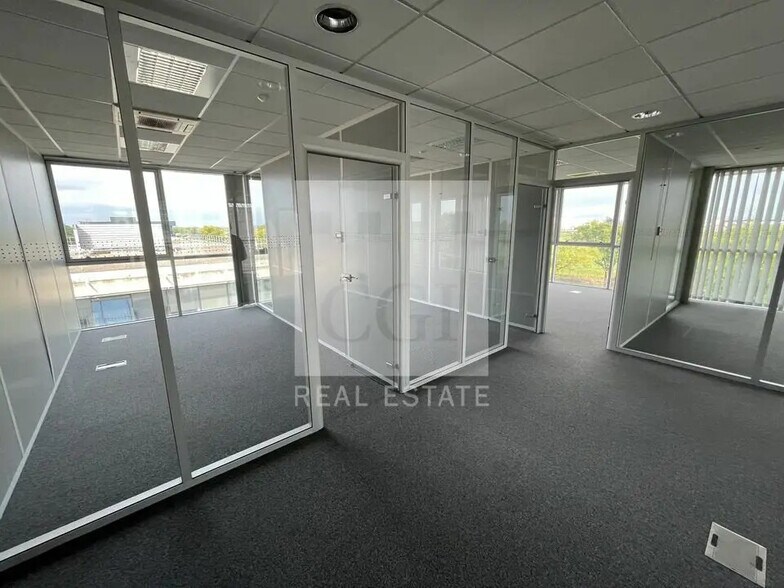 Office in Bron for lease - Interior Photo - Image 3 of 16