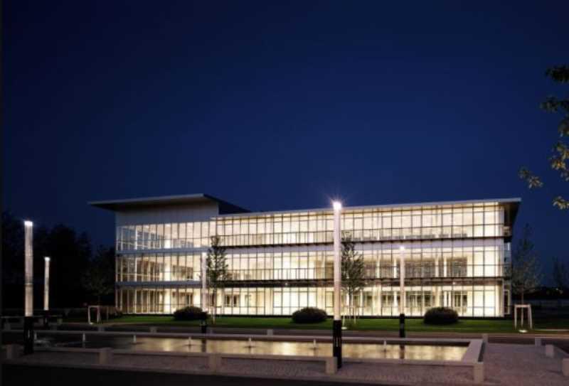 Office in Voisins-le-Bretonneux for lease - Building Photo - Image 2 of 5