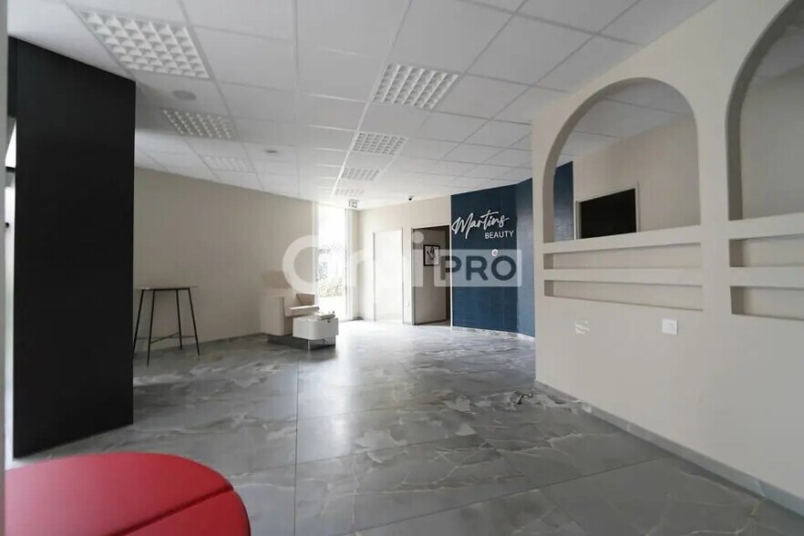 Retail in La Verpillière for lease - Building Photo - Image 3 of 7