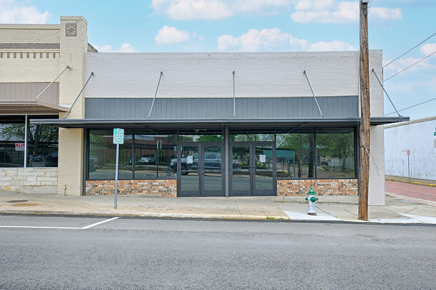 2302-2304 Lee St, Greenville, TX for lease - Building Photo - Image 1 of 3