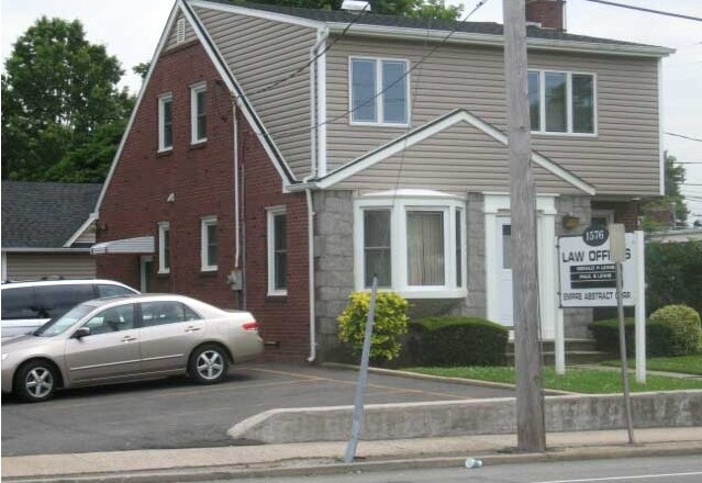 1576 Front St, East Meadow, NY for sale Primary Photo- Image 1 of 1