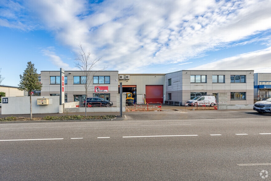 Flex in Chassieu for lease - Building Photo - Image 2 of 3
