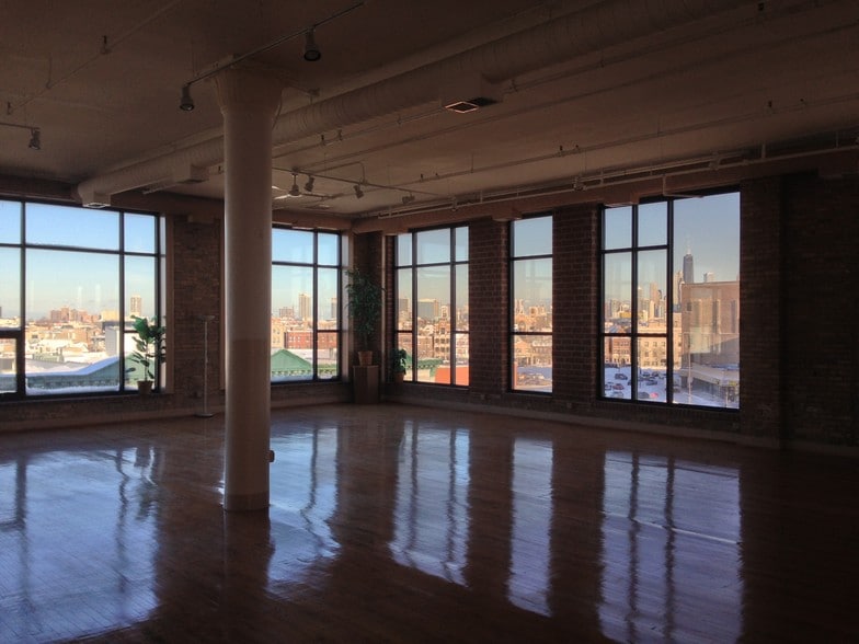 1326 N Milwaukee Ave, Chicago, IL for lease - Interior Photo - Image 2 of 3