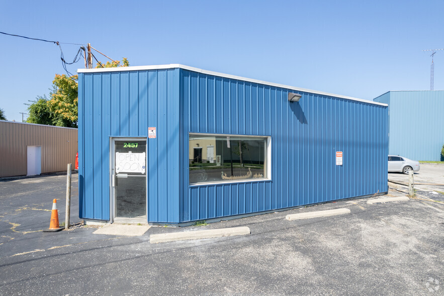 2457 Tremainsville Rd, Toledo, OH for lease - Building Photo - Image 1 of 12