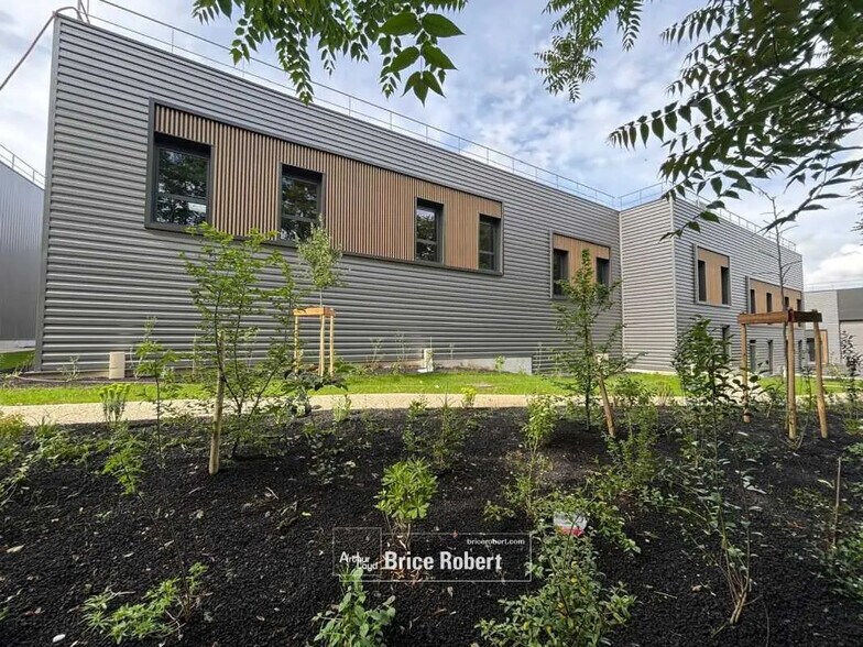 Office in Vénissieux for lease - Building Photo - Image 2 of 7