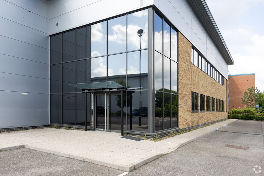 Fleming Way, Crawley for lease - Building Photo - Image 2 of 3