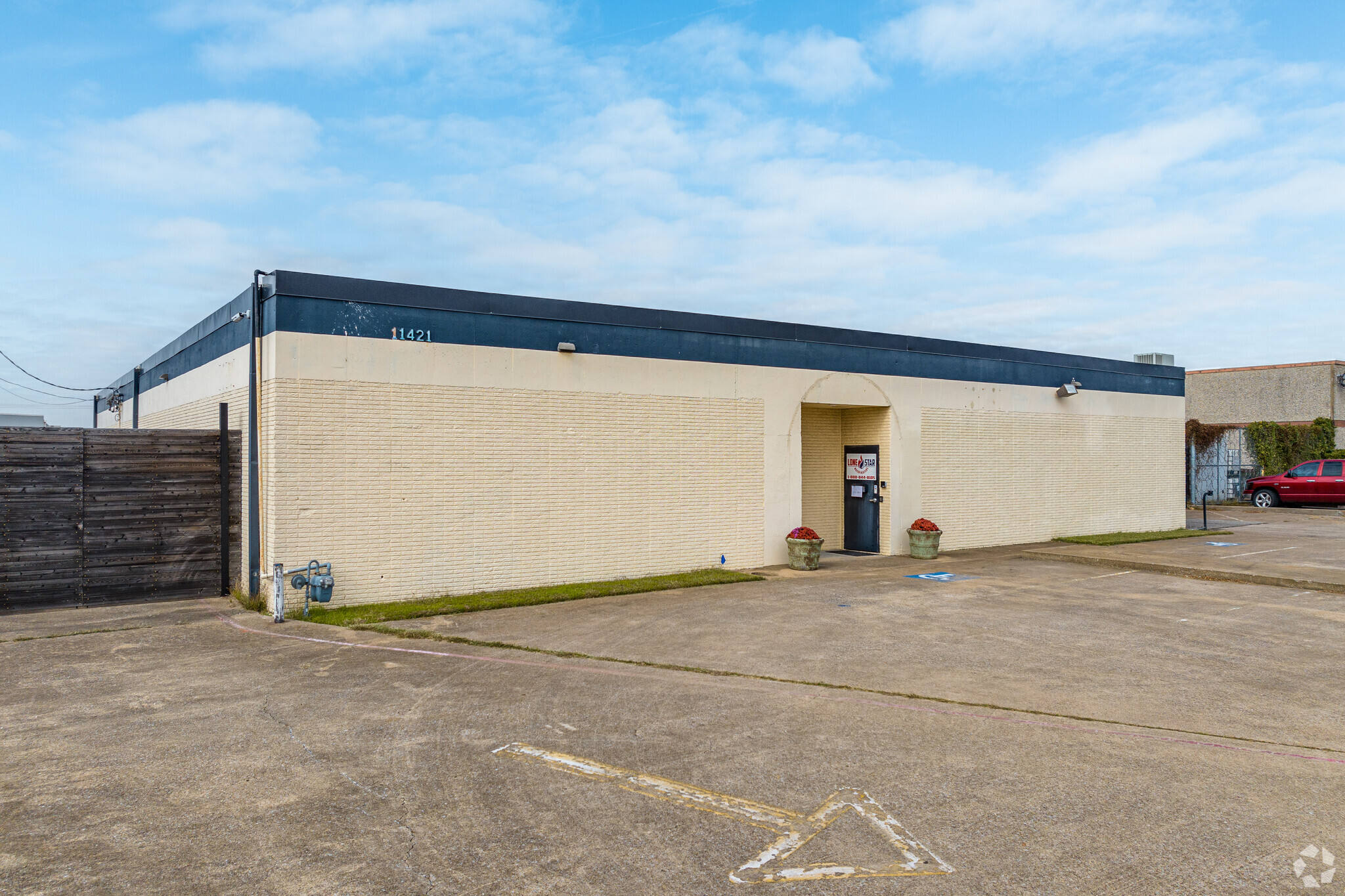 11421 Chairman Dr, Dallas, TX for lease Primary Photo- Image 1 of 12