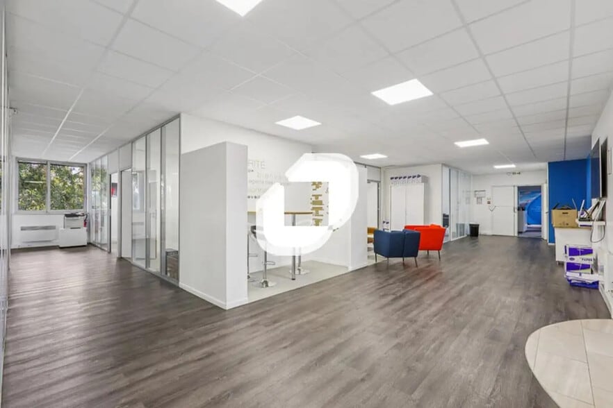 Office in Neuilly-Plaisance for lease - Interior Photo - Image 1 of 14