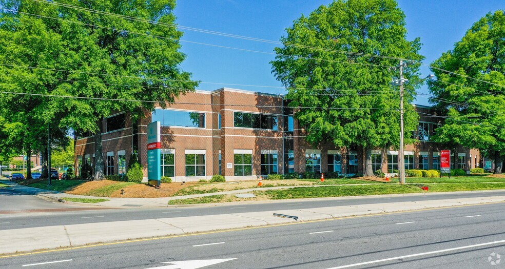 10620 Park Rd, Charlotte, NC for lease - Primary Photo - Image 1 of 3