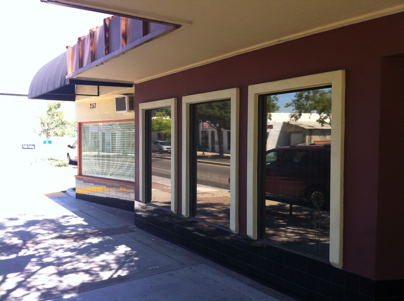 253-257 S Lincoln Way, Galt, CA for lease - Building Photo - Image 2 of 7