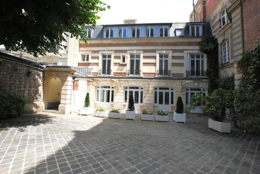 Office in Paris for lease - Building Photo - Image 2 of 17