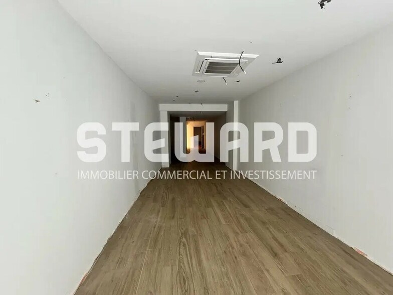 Retail in Lille for lease - Interior Photo - Image 2 of 15