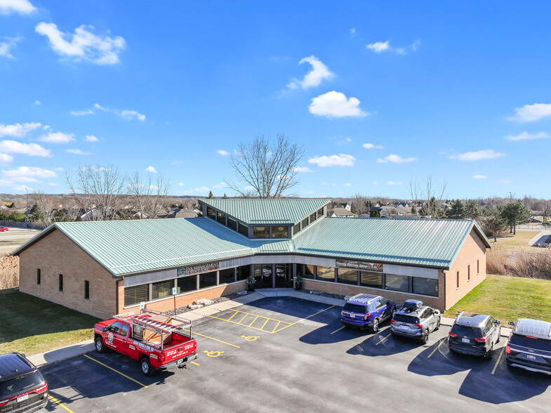 566 Redbird Cir, De Pere, WI for lease - Building Photo - Image 1 of 43