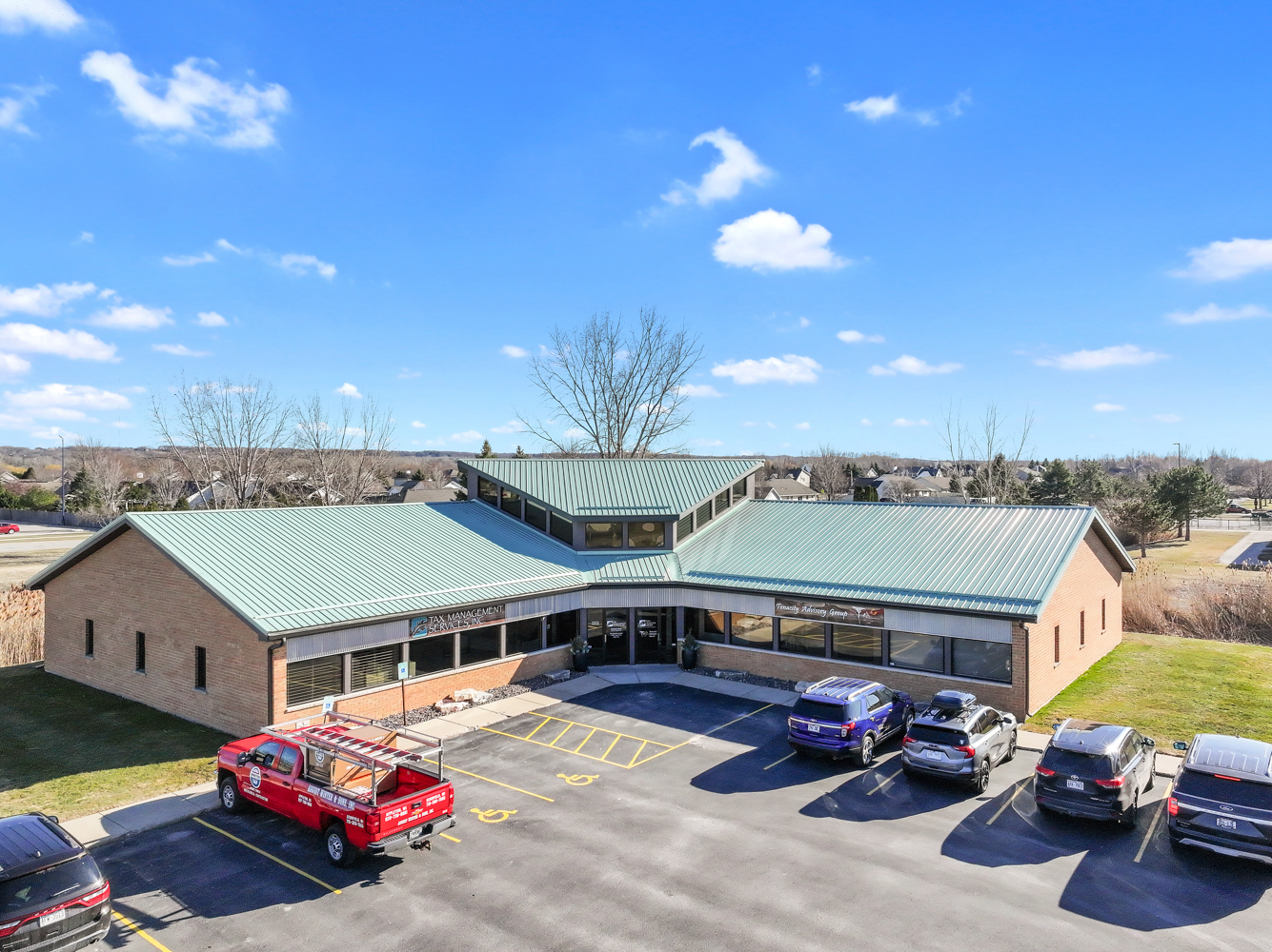 566 Redbird Cir, De Pere, WI for lease Building Photo- Image 1 of 44