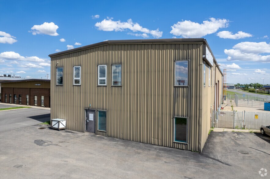 2 East Lake Way NE, Airdrie, AB for sale - Primary Photo - Image 1 of 1