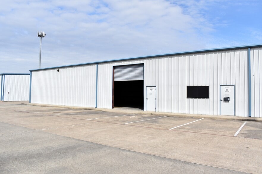 4402 Rex Rd, Friendswood, TX for lease - Building Photo - Image 2 of 10