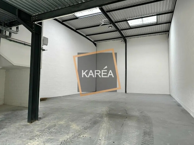 Flex in Courtry for sale - Building Photo - Image 2 of 5