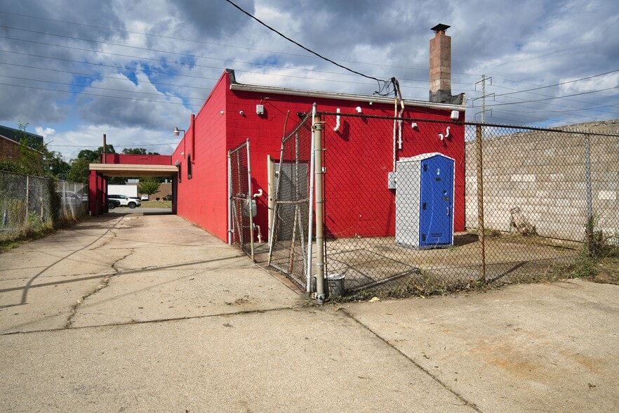 8235 W 8 Mile Rd, Detroit, MI for sale - Building Photo - Image 2 of 17
