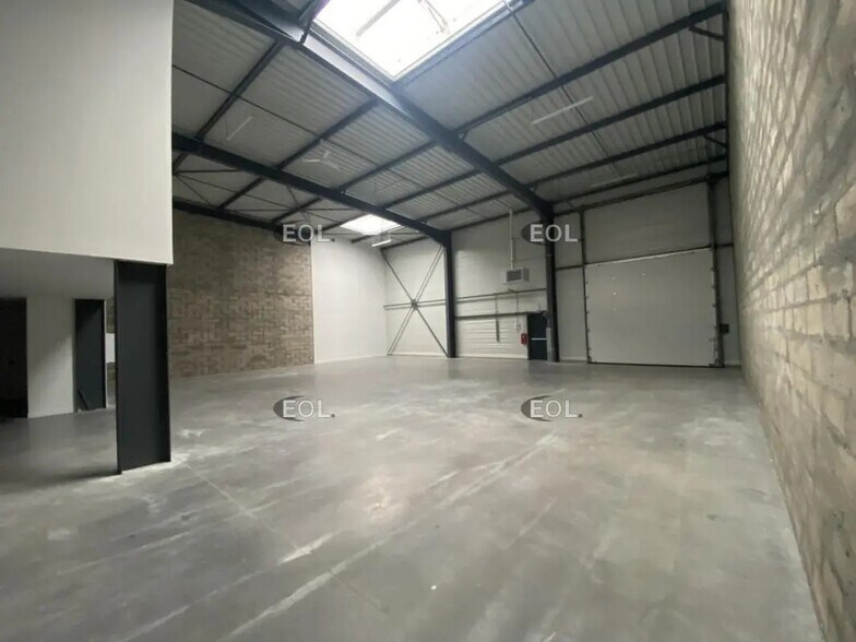 Flex in Grigny for lease - Interior Photo - Image 1 of 3