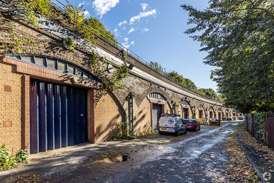 Cranleigh Mews, London for lease - Primary Photo - Image 1 of 4