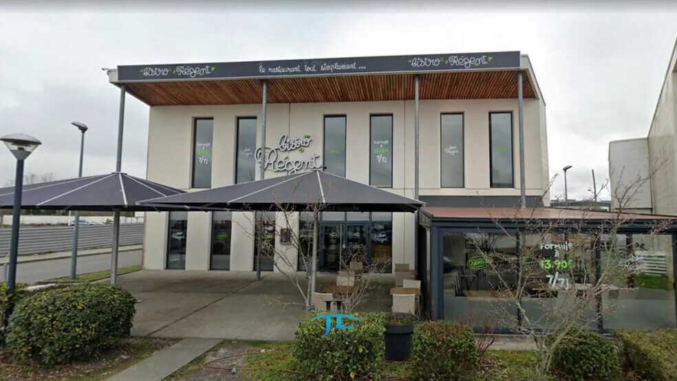 Retail in Le Haillan for lease - Building Photo - Image 3 of 5