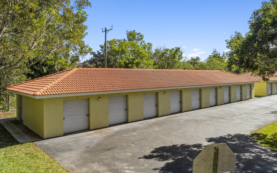 8243 Key Royal Cir, Naples, FL for sale - Building Photo - Image 1 of 6