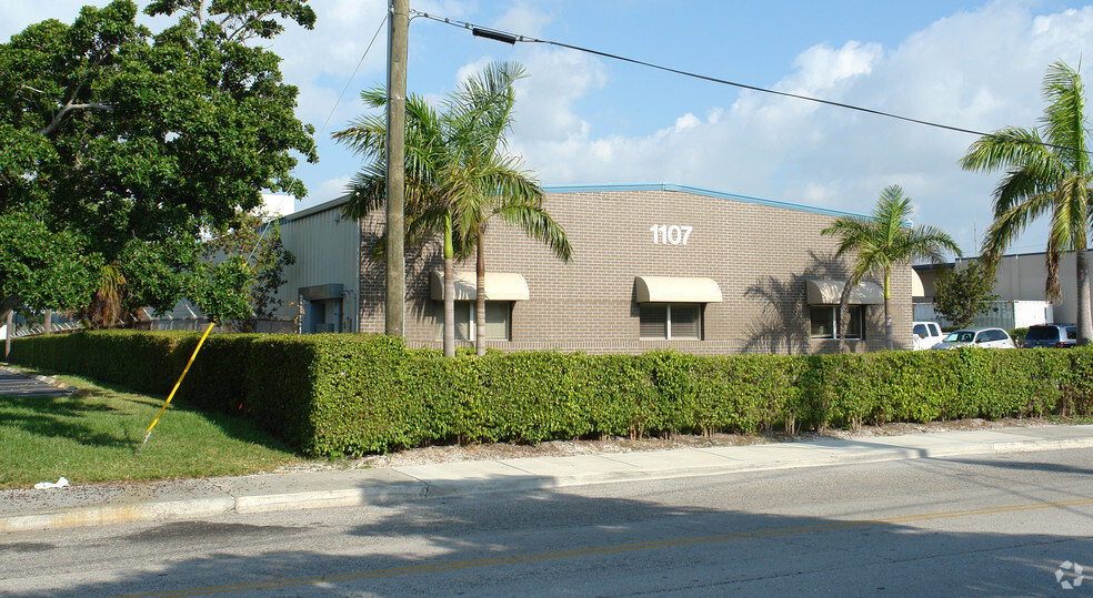 1105 Barnett Dr, Lake Worth, FL for lease - Building Photo - Image 2 of 4