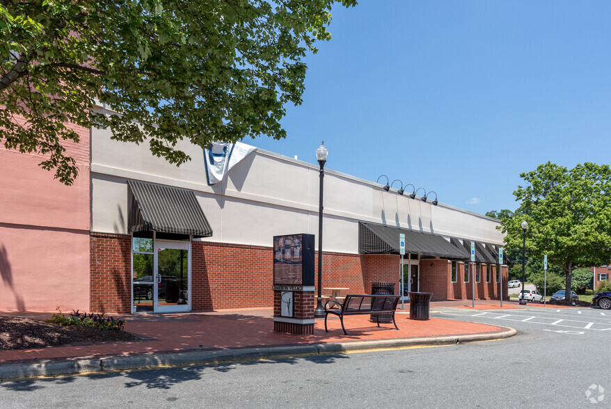 Smallwood and Woodburn in Village District Shoppin, Raleigh, NC for lease - Building Photo - Image 3 of 7