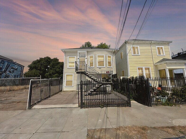 537 Chester St, Oakland, CA for sale - Primary Photo - Image 1 of 16