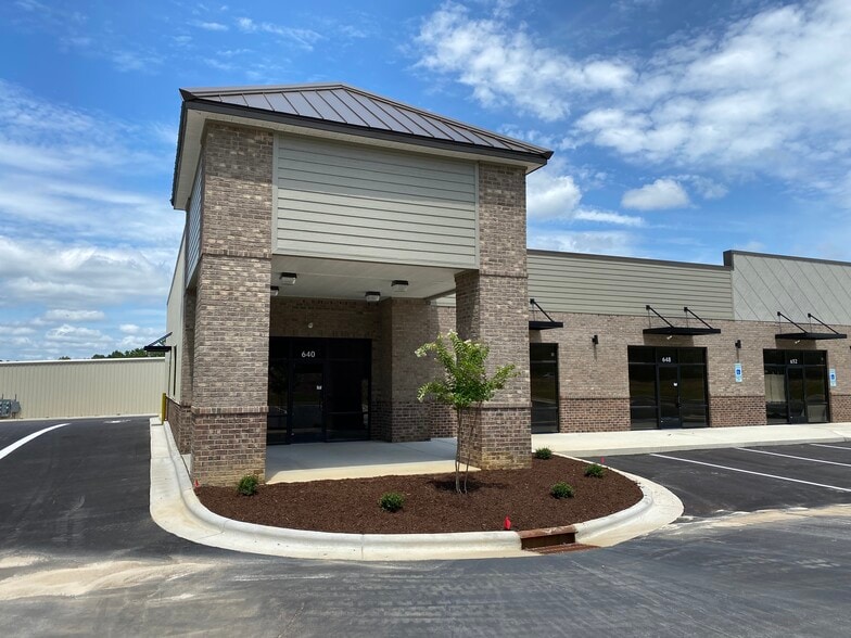 640-668 Shell Dr, Spring Lake, NC for lease - Building Photo - Image 2 of 19